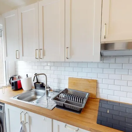 Live Like A Local Stylish 2br With Balcony & Parking Apartment *