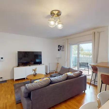 Apartment Live Like A Local Stylish 2br With Balcony & Parking