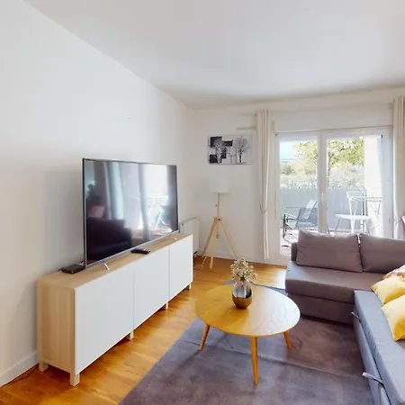 Live Like A Local Stylish 2br With Balcony & Parking
