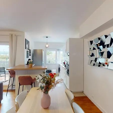 Live Like A Local Stylish 2br With Balcony & Parking Apartment Saint-Denis (Seine-Saint-Denis)