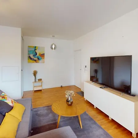 Live Like A Local Stylish 2br With Balcony & Parking *