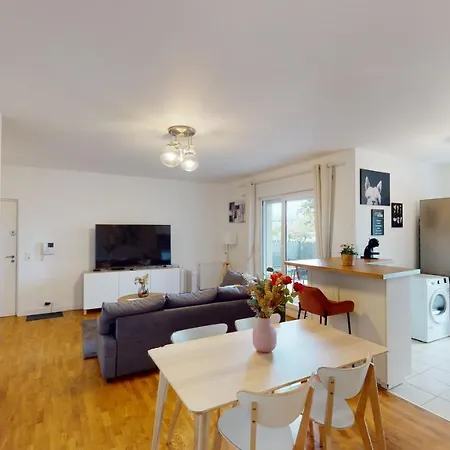 Live Like A Local Stylish 2br With Balcony & Parking