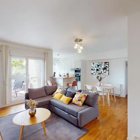Live Like A Local Stylish 2br With Balcony & Parking *