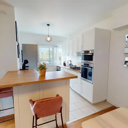 Apartment Live Like A Local Stylish 2br With Balcony & Parking Saint-Denis (Seine-Saint-Denis)