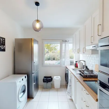 Apartment Live Like A Local Stylish 2br With Balcony & Parking Saint-Denis (Seine-Saint-Denis)