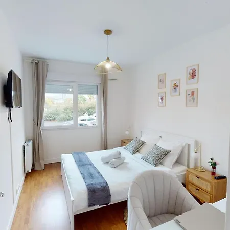 Live Like A Local Stylish 2br With Balcony & Parking Apartment *