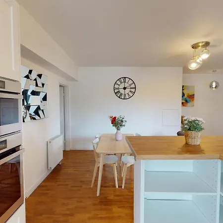 Apartment Live Like A Local Stylish 2br With Balcony & Parking